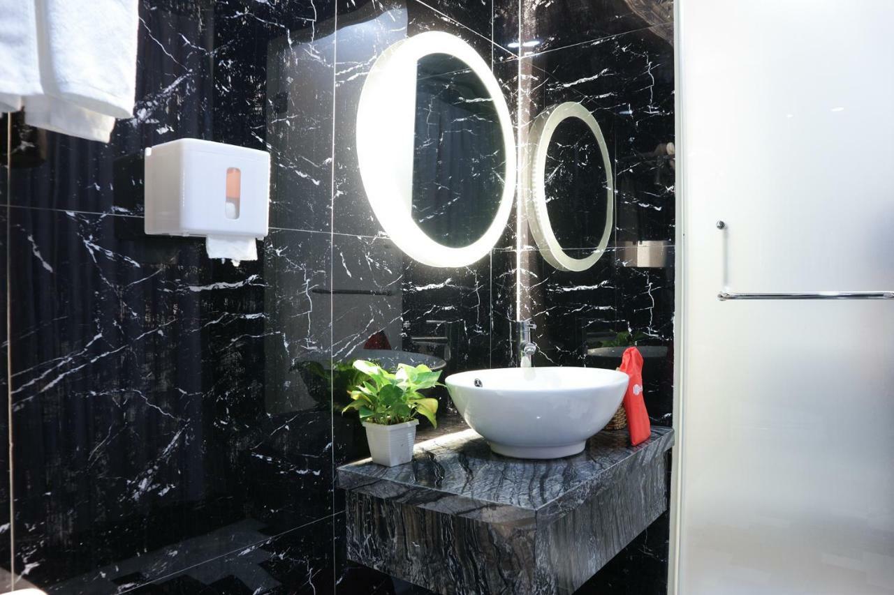 Hotel Reddoorz Premium @ Nguyen Oanh Street